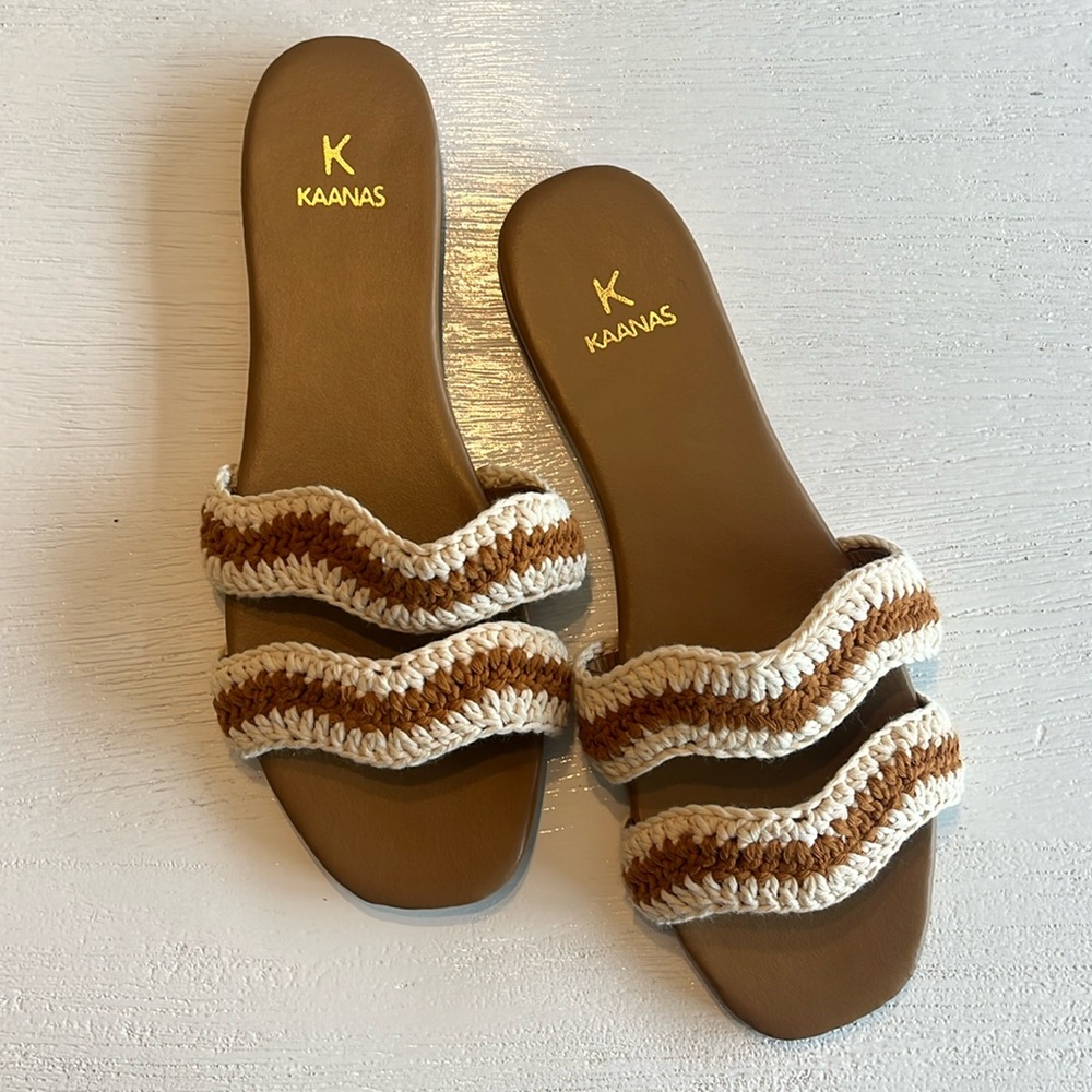 Wavy crochet sandal